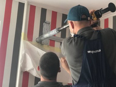 Yakışıklı genç elektrikçi bir müşteri evine klima kuruyor.