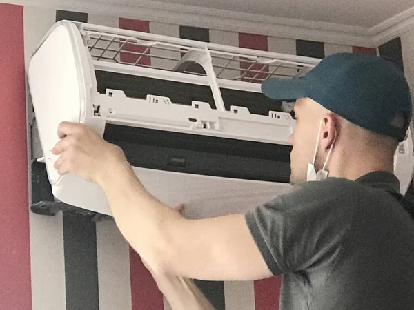 Handsome Young Man Electrician Installing Air Conditioning Client House — Stock Photo, Image