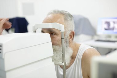 Kıdemli hasta özel göz teçhizatıyla görüşü kontrol ediyor.