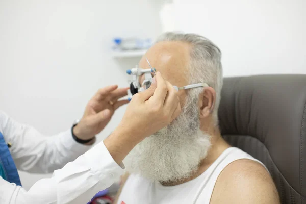 Doctor Ophthalmologist Examining Eyesight Patient Special Medical Device Eye Specialist — Stock Photo, Image