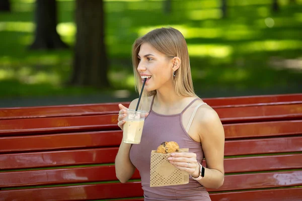 Mujer Joven Comiendo Una Galleta Grano Entero Aire Libre — Foto de Stock