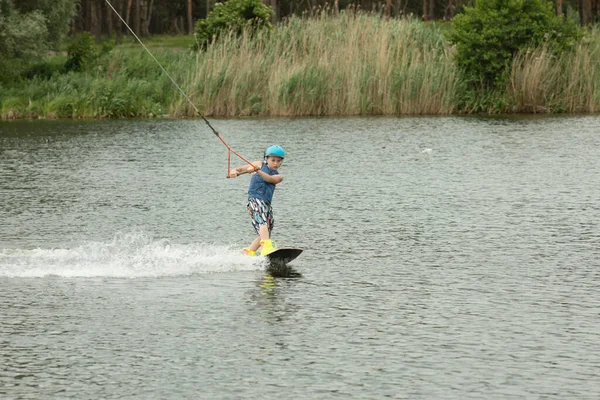 Sorridente Bambino Imparare Wake Board — Foto Stock