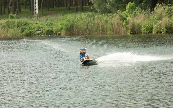 Sorridente Bambino Imparare Wake Board — Foto Stock