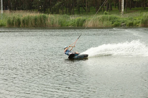 Sorridente Bambino Imparare Wake Board — Foto Stock