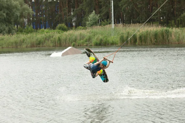 Sorridente Bambino Imparare Wake Board — Foto Stock