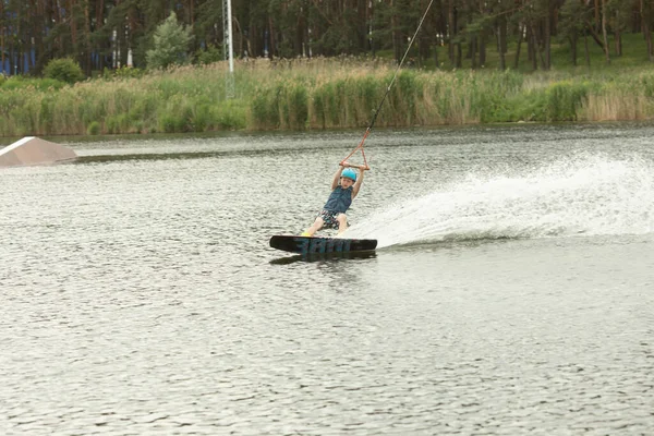 Sorridente Bambino Imparare Wake Board — Foto Stock