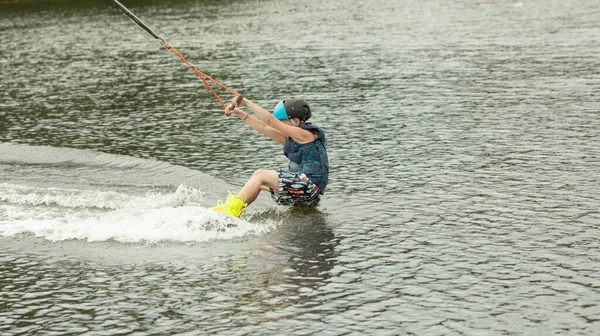 Sorridente Bambino Imparare Wake Board — Foto Stock