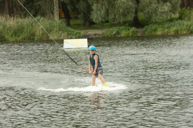 Gülümseyen çocuk uyanmayı öğreniyor.