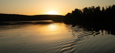 Gölde yansıtılan güzel gün batımı.