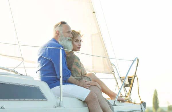 Ett Lyckligt Senior Par Seglar Och Sitter Vid Ratten Segelbåt — Stockfoto