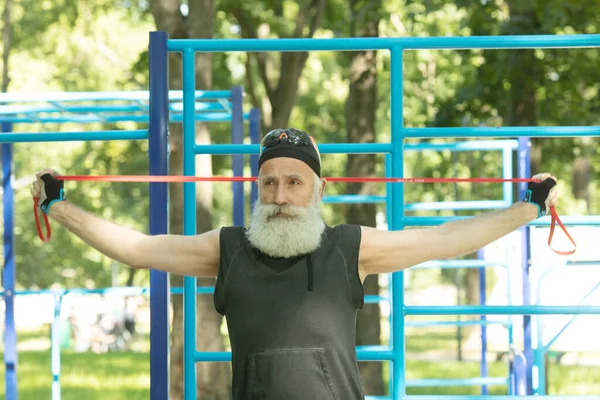 Idős Férfi Csinál Fitness Gyakorlatok Rugalmas Ellenállás Sáv Szakállas Végzős — Stock Fotó