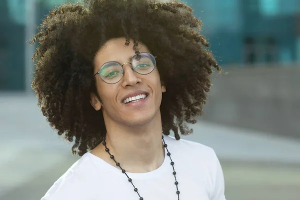 Nahaufnahme Porträt Eines Hübschen Jungen Schwarzen Mannes Mit Lockigem Haar — Stockfoto