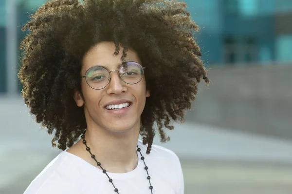 Nahaufnahme Porträt Eines Hübschen Jungen Schwarzen Mannes Mit Lockigem Haar — Stockfoto