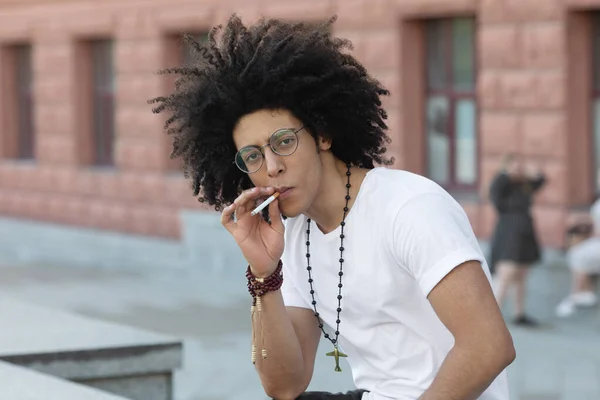 Young Black Man Curly Hair Smoking Outdoors — Stock Photo, Image