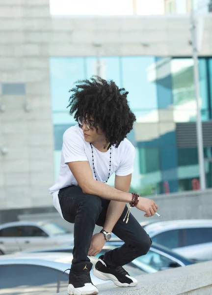 Junger Schwarzer Mann Mit Lockigem Haar Raucht Draußen — Stockfoto