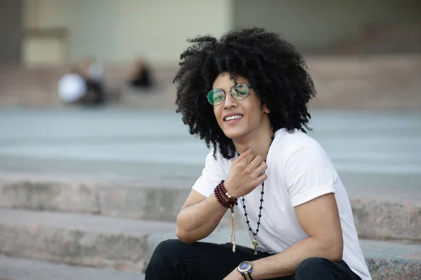 Primer Plano Retrato Joven Guapo Negro Con Pelo Rizado Sonriendo — Foto de Stock