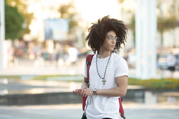 Nahaufnahme Porträt Eines Hübschen Jungen Schwarzen Mannes Mit Lockigem Haar — Stockfoto