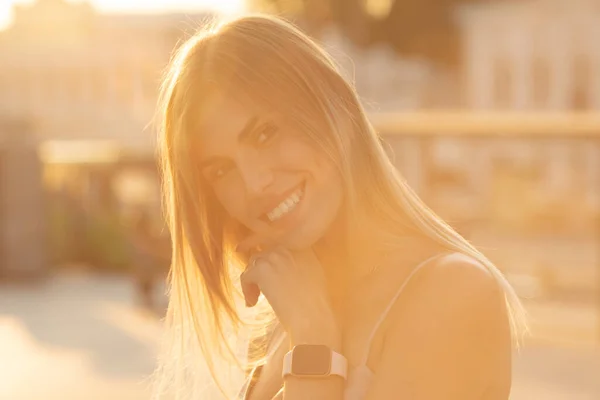 Ritratto Giovane Donna Sorridente Felice All Aperto Sulla Strada — Foto Stock