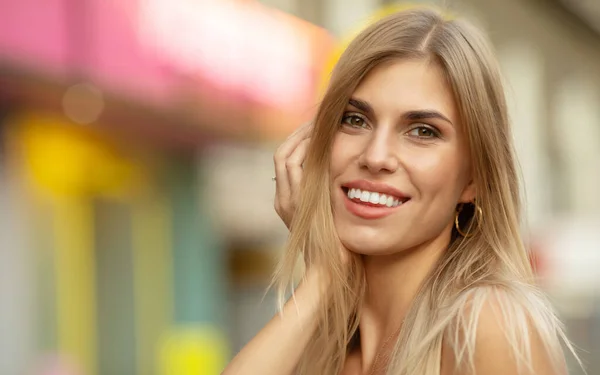 Naturally Beautiful Blonde Woman Perfect White Teeth Smile Genuine Positive — Stock Photo, Image