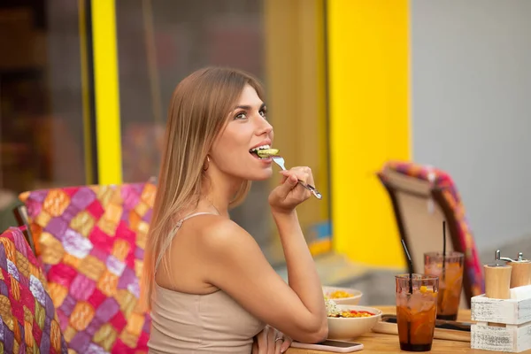 Retrato Uma Jovem Mulher Atraente Comendo Salada Mesa Café Linda — Fotografia de Stock
