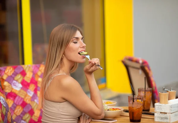 Retrato Uma Jovem Mulher Atraente Comendo Salada Mesa Café Linda — Fotografia de Stock