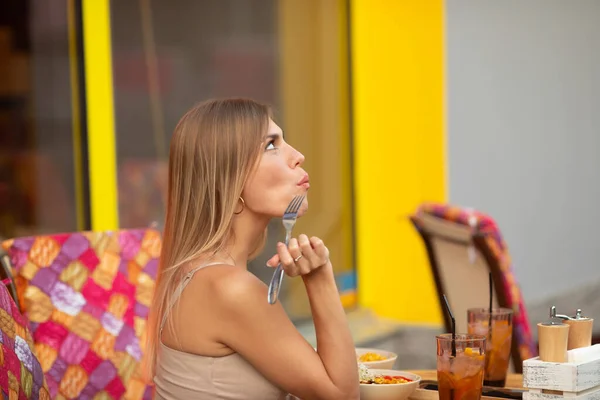 Porträtt Ung Attraktiv Kvinna Som Äter Sallad Vid Cafébordet Vacker — Stockfoto