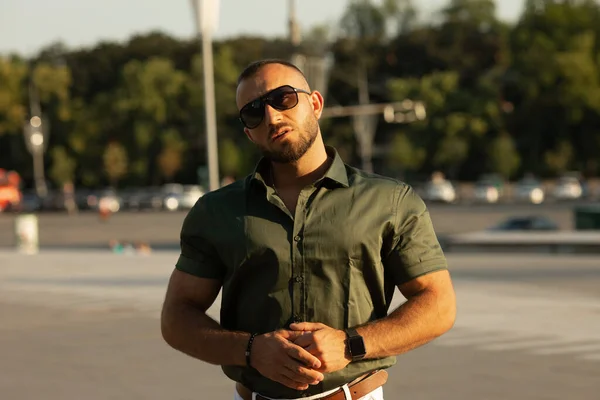 Atractivo Joven Barbudo Modelo Masculino Posando Aire Libre Camisa Gafas — Foto de Stock