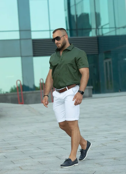 Atraente Modelo Masculino Jovem Barbudo Posando Livre Camisa Óculos Sol — Fotografia de Stock