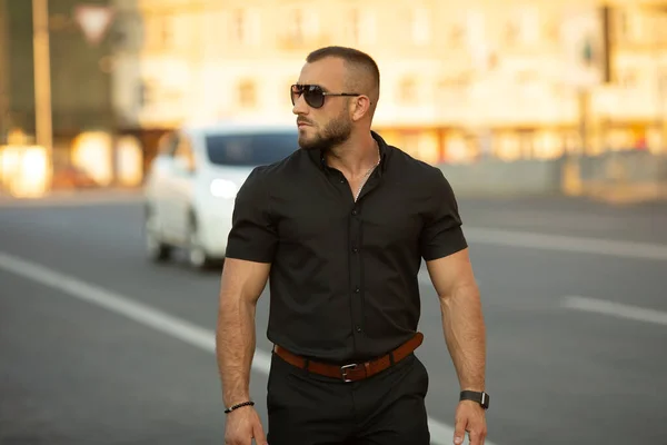 Zelfverzekerde Knappe Man Met Een Zonnebril Shirt Stadsachtergrond Mannen Schoonheid — Stockfoto