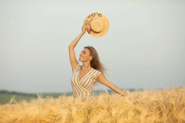 Mulher Despreocupada Bonita Com Chapéu Prado Trigo — Fotografia de Stock