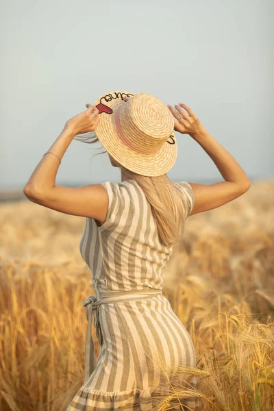 Mulher Despreocupada Bonita Com Chapéu Prado Trigo — Fotografia de Stock