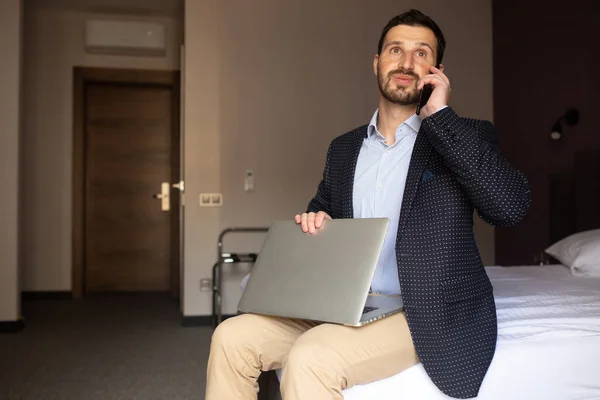 Mantenerse Contacto Con Oficina Hombre Joven Guapo Traje Trabajo Ordenador — Foto de Stock