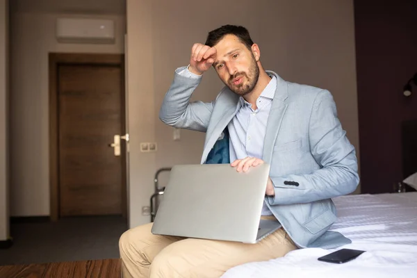 Hombre Negocios Guapo Usando Portátil Mientras Está Sentado Cama Después — Foto de Stock