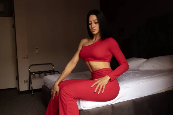 Mode Junge Frau Roten Anzug Posiert Einem Zimmer — Stockfoto