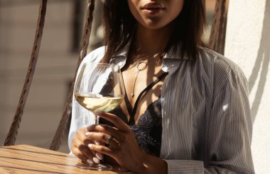 İçki içen kadın. Cama seksi kadın eli yapıştır..