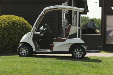 Golf sahasında golf arabası..