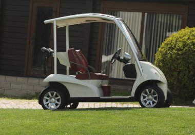Golf sahasında golf arabası..