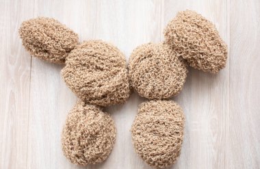 Örgü örmek için yün iplik. Örgü örmek için yün iplik. Kendi elin. Örgü ve dikiş işi. Atkı, süveter ve gri arka planda çoraplar için iplik..