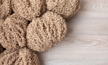 Örgü örmek için yün iplik. Örgü örmek için yün iplik. Kendi elin. Örgü ve dikiş işi. Atkı, süveter ve gri arka planda çoraplar için iplik..