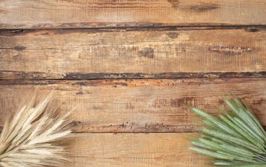 Eski ahşap arka planda buğday. Üst görünüm.