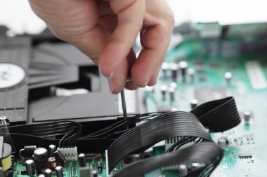 Bilgisayarı tamir etmek için aletleri olan eller. Bulanık arkaplan.