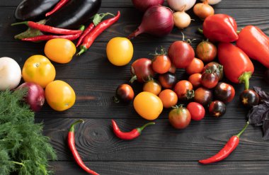 Tahta arka planda taze sebzeler.