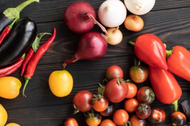 Tahta arka planda taze sebzeler.