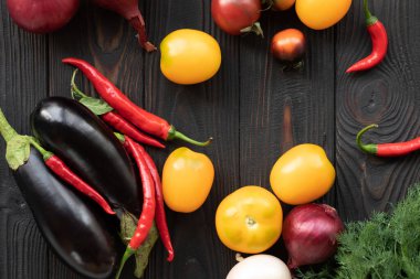 Tahta arka planda taze sebzeler.