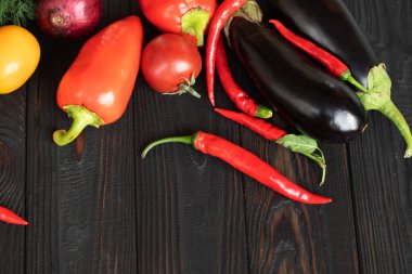 Tahta arka planda taze sebzeler.