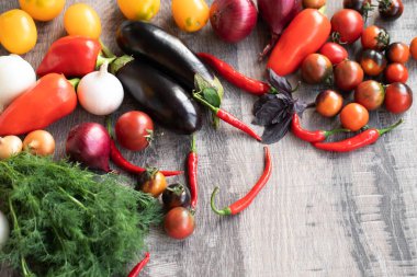 Tahta arka planda taze sebzeler.