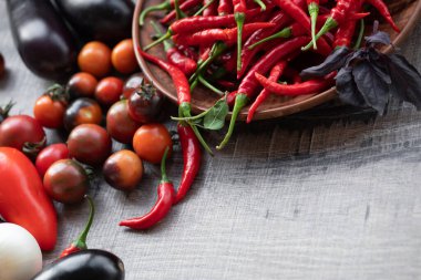 Tahta arka planda taze sebzeler.