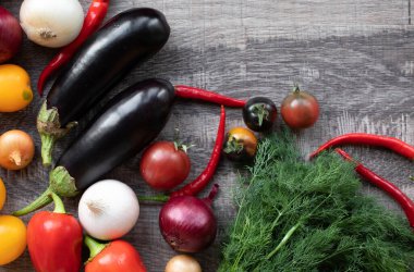 Tahta arka planda taze sebzeler.