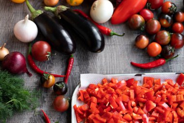 Tahta arka planda taze sebzeler.