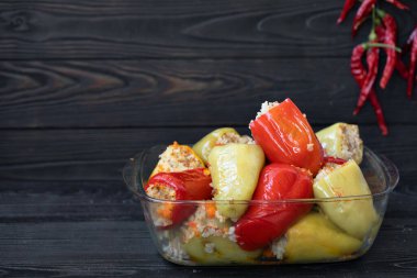 Doldurulmuş kırmızı ve sarı biber. Gastronomi geçmişi. Seçici odak.